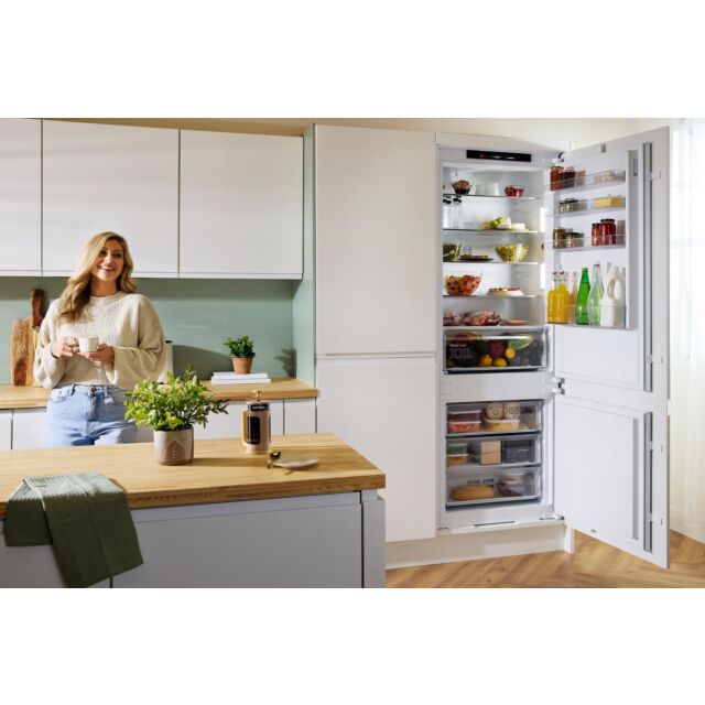 KBN96NSE1G, Built-in fridge-freezer with freezer at bottom